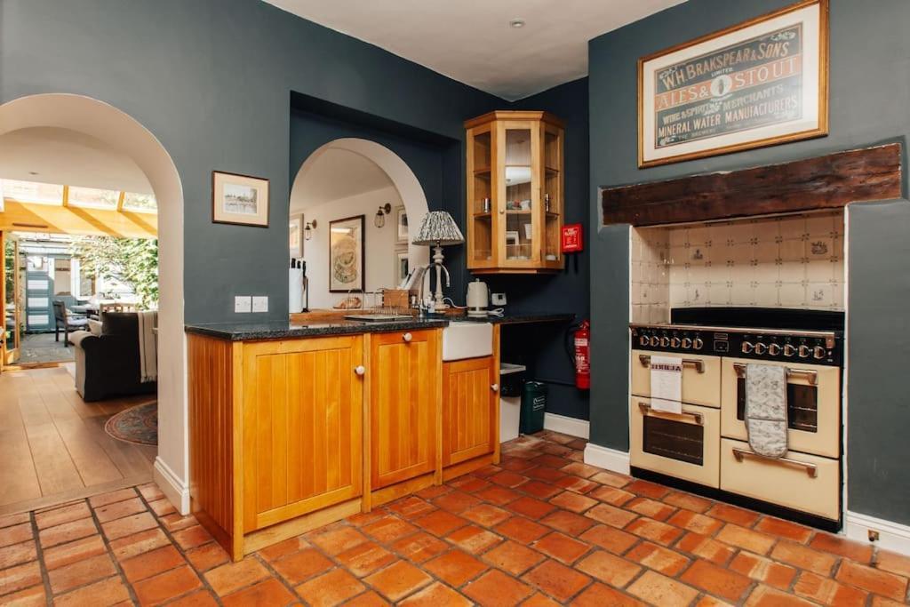 Dolls House - Luxury Townhouse *Sleeps 10* Villa Henley-on-Thames Bagian luar foto
